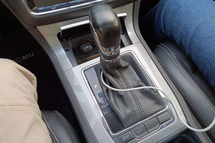 Used Roewe RX5 2019 20T Two-Wheel Drive Automatic 4G Connected Platinum Edition Gear Lever