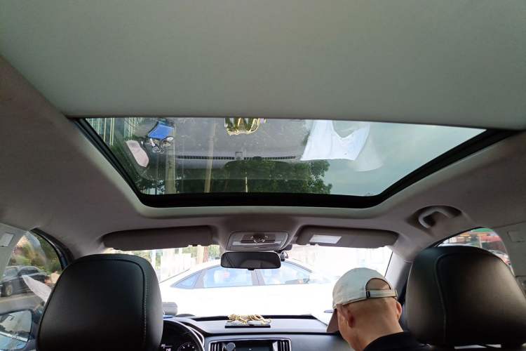 Used Roewe RX5 2019 20T Two-Wheel Drive Automatic 4G Connected Platinum Edition Headliner