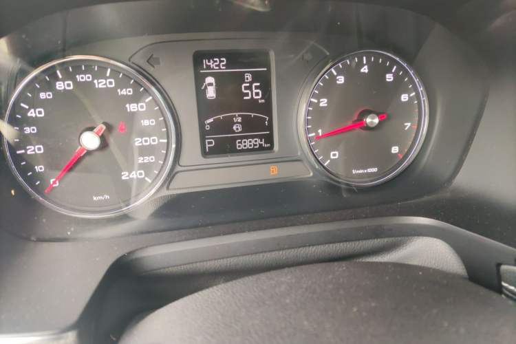 Used Roewe RX5 2019 20T Two-Wheel Drive Automatic 4G Connected Platinum Edition Odometer Close Up