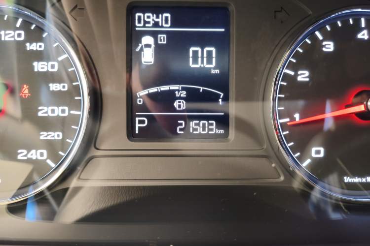 Used Roewe RX5 2019 20T Two-Wheel Drive Automatic 4G Connected Platinum Edition Odometer Close Up