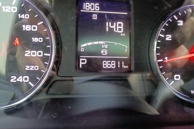Used Roewe RX5 2019 20T Two-Wheel Drive Automatic 4G Connected Platinum Edition Odometer Close Up