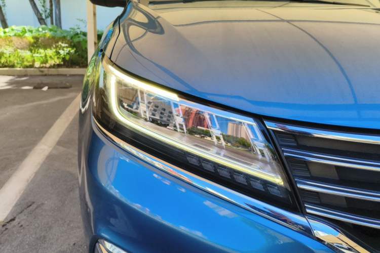 Used Roewe RX5 2019 20T Two-Wheel Drive Automatic 4G Connected Platinum Edition Right Front Headlight