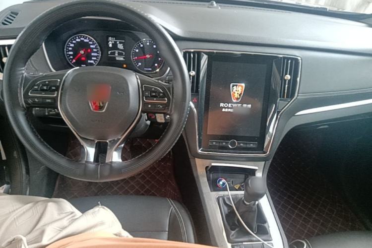 Used Roewe RX5 2019 20T Two-Wheel Drive Manual 4G Connect Platinum Edition Center Console