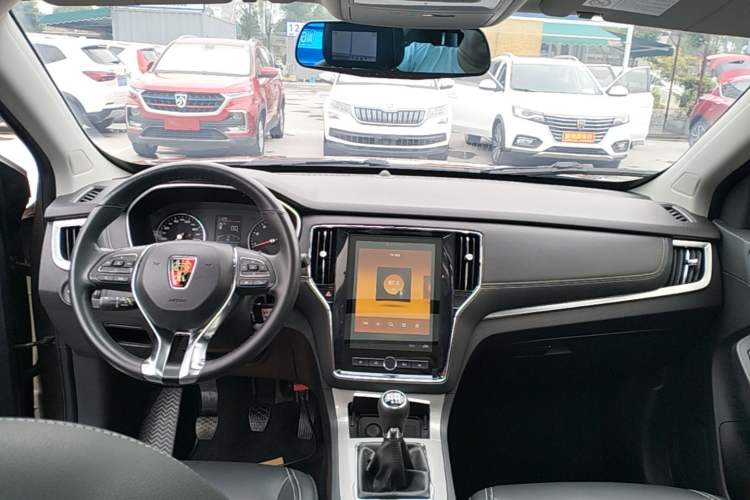 Used Roewe RX5 2019 20T Two-Wheel Drive Manual 4G Connect Platinum Edition Center Console