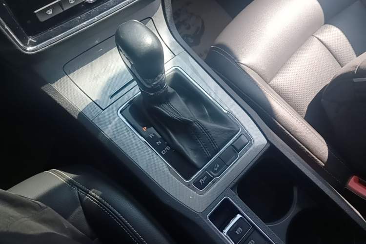 Used Roewe RX5 2019 20T Two-Wheel Drive Automatic Ali Smart Connectivity Platinum Edition Gear Lever