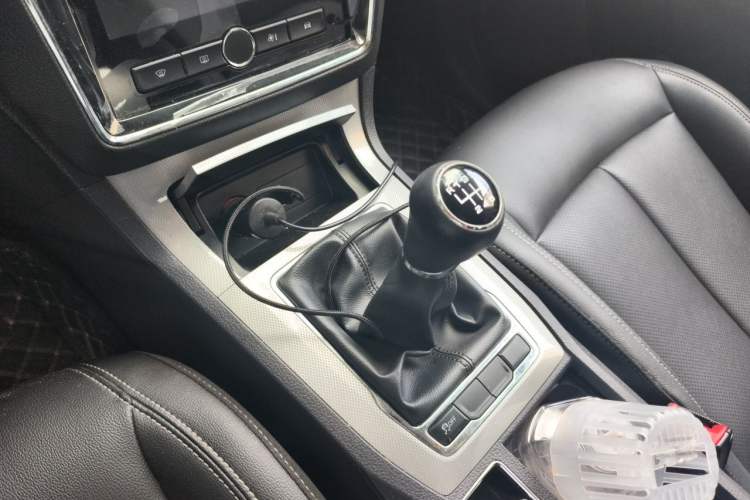 Used Roewe RX5 2019 20T Two-Wheel Drive Manual 4G Connect Platinum Edition Gear Lever