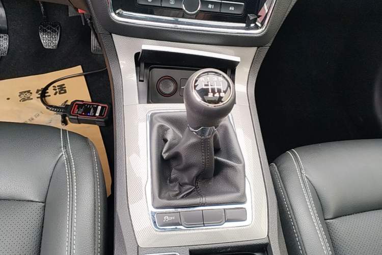 Used Roewe RX5 2019 20T Two-Wheel Drive Manual 4G Connect Platinum Edition Gear Lever