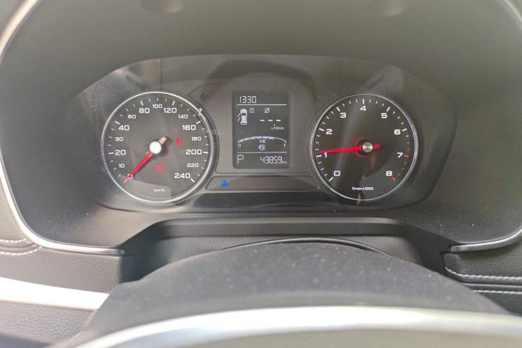 Used Roewe RX5 2019 20T Two-Wheel Drive Automatic 4G Connected Platinum Edition Odometer Close Up
