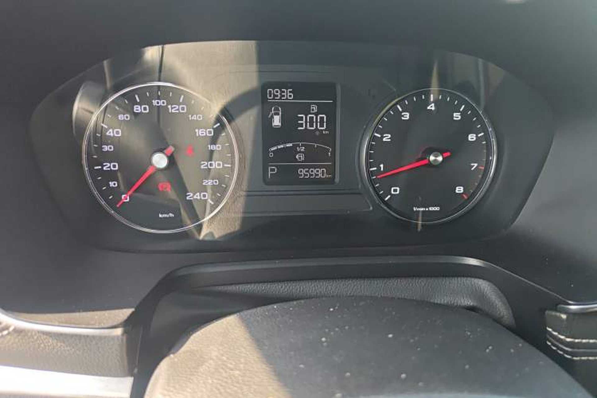 Used Roewe RX5 2019 20T Two-Wheel Drive Automatic 4G Connected Platinum Edition Odometer Close Up