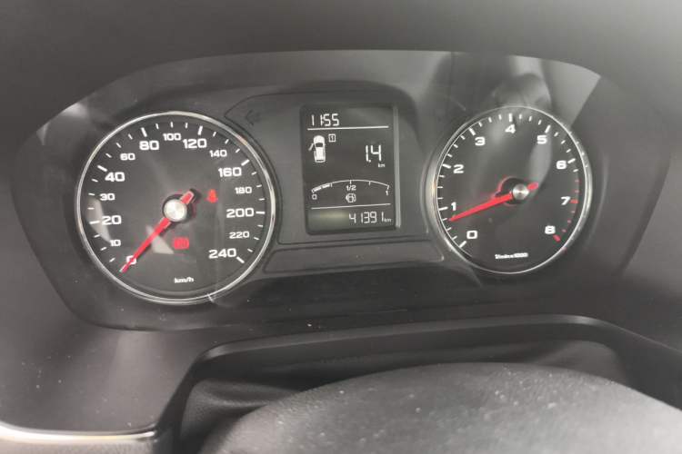 Used Roewe RX5 2019 20T Two-Wheel Drive Manual 4G Connect Platinum Edition Odometer Close Up