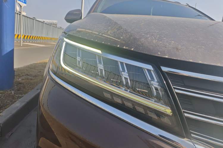 Used Roewe RX5 2019 20T Two-Wheel Drive Automatic 4G Connected Platinum Edition Right Front Headlight