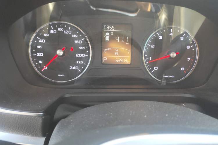 Used Roewe RX5 2019 20T Two-Wheel Drive Automatic 4G Connected Platinum Edition Odometer Close Up