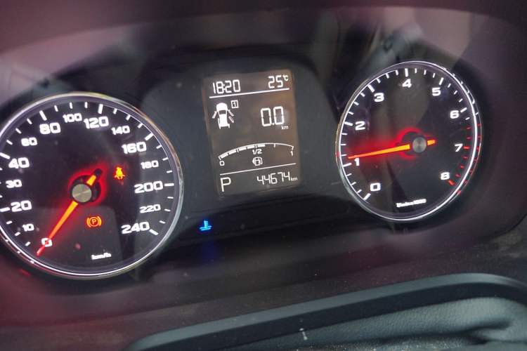 Used Roewe RX5 2019 20T Two-Wheel Drive Automatic Ali Smart Connectivity Platinum Edition Odometer Close Up