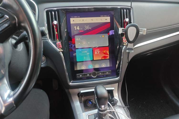 Used Roewe RX5 2019 20T Two-Wheel Drive Automatic 4G Connected Platinum Edition Audio And AC Panel