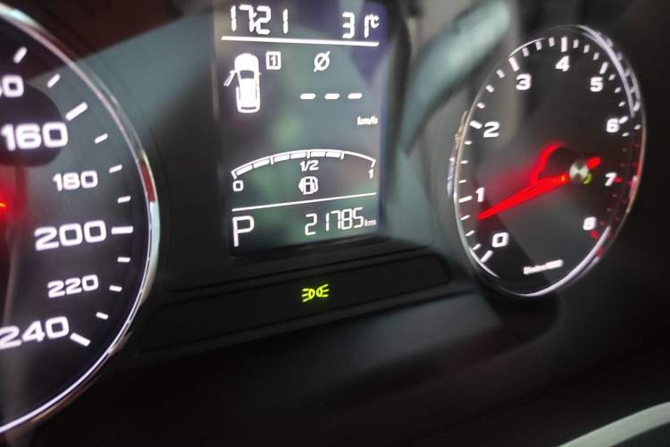 Used Roewe RX5 2019 20T Two-Wheel Drive Automatic 4G Connected Platinum Edition Odometer Close Up