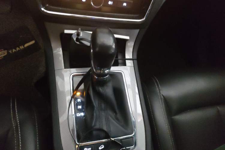 Used Roewe RX5 2019 20T Two-Wheel Drive Automatic 4G Connected Platinum Edition Gear Lever