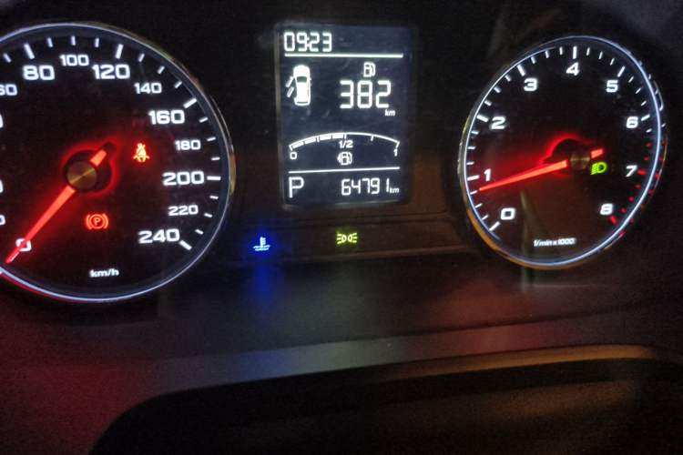 Used Roewe RX5 2019 20T Two-Wheel Drive Automatic 4G Connected Platinum Edition Odometer Close Up