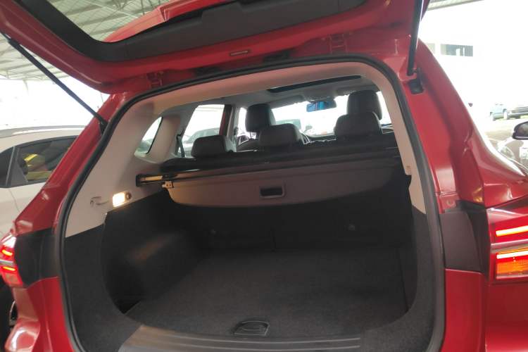Used Roewe RX5 2019 20T Two-Wheel Drive Automatic 4G Connected Platinum Edition Trunk