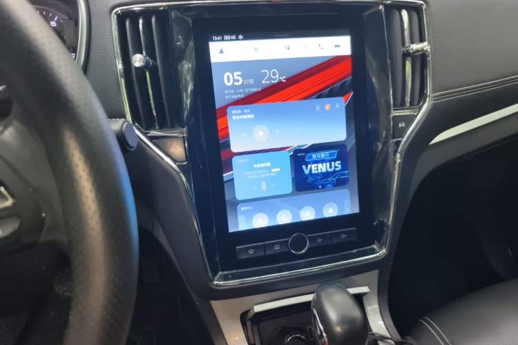 Used Roewe RX5 2019 20T Two-Wheel Drive Automatic 4G Connected Platinum Edition Audio And AC Panel