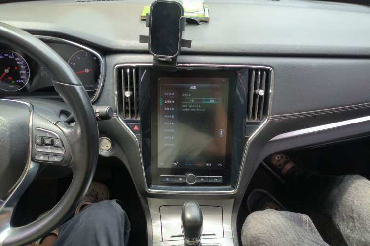 Used Roewe RX5 2019 20T Two-Wheel Drive Automatic 4G Connected Platinum Edition Audio And AC Panel