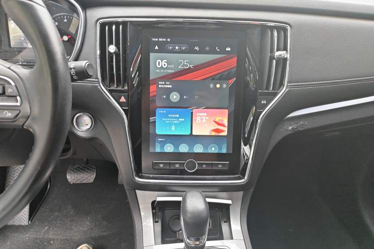 Used Roewe RX5 2019 20T Two-Wheel Drive Automatic Ali Smart Connectivity Platinum Edition Audio And AC Panel