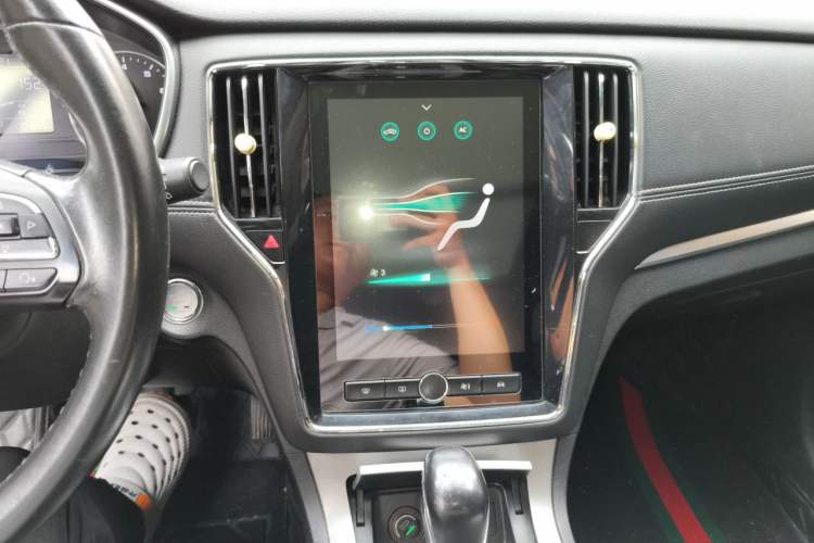 Used Roewe RX5 2019 20T Two-Wheel Drive Automatic 4G Connected Platinum Edition Audio And AC Panel