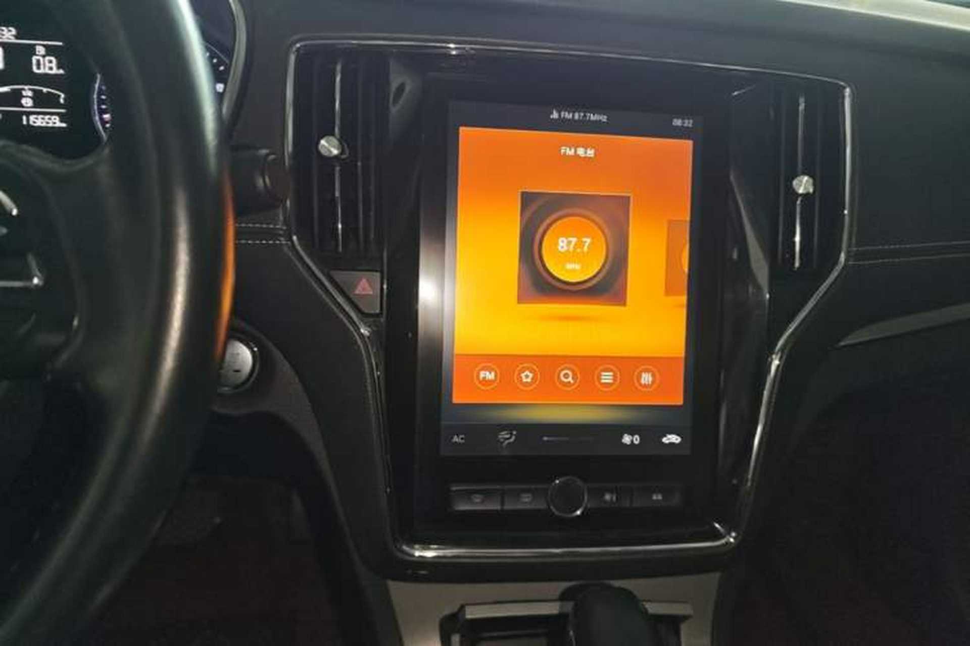 Used Roewe RX5 2019 20T Two-Wheel Drive Automatic 4G Connected Platinum Edition Audio And AC Panel