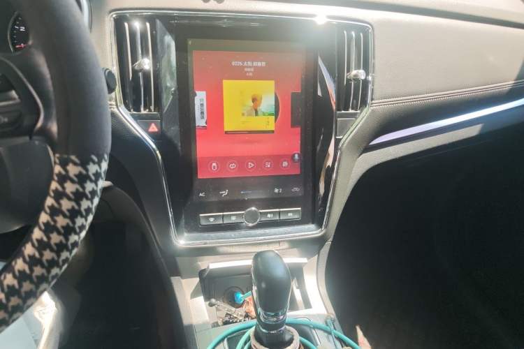 Used Roewe RX5 2019 20T Two-Wheel Drive Automatic 4G Connected Platinum Edition Audio And AC Panel