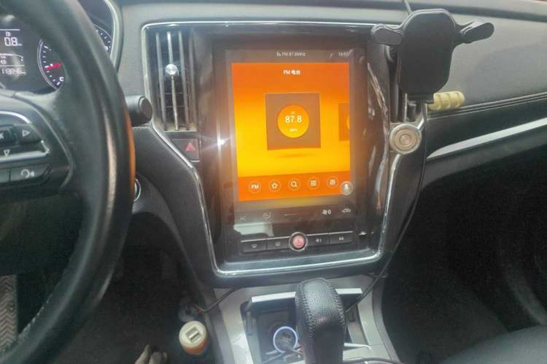 Used Roewe RX5 2019 20T Two-Wheel Drive Automatic 4G Connected Platinum Edition Audio And AC Panel