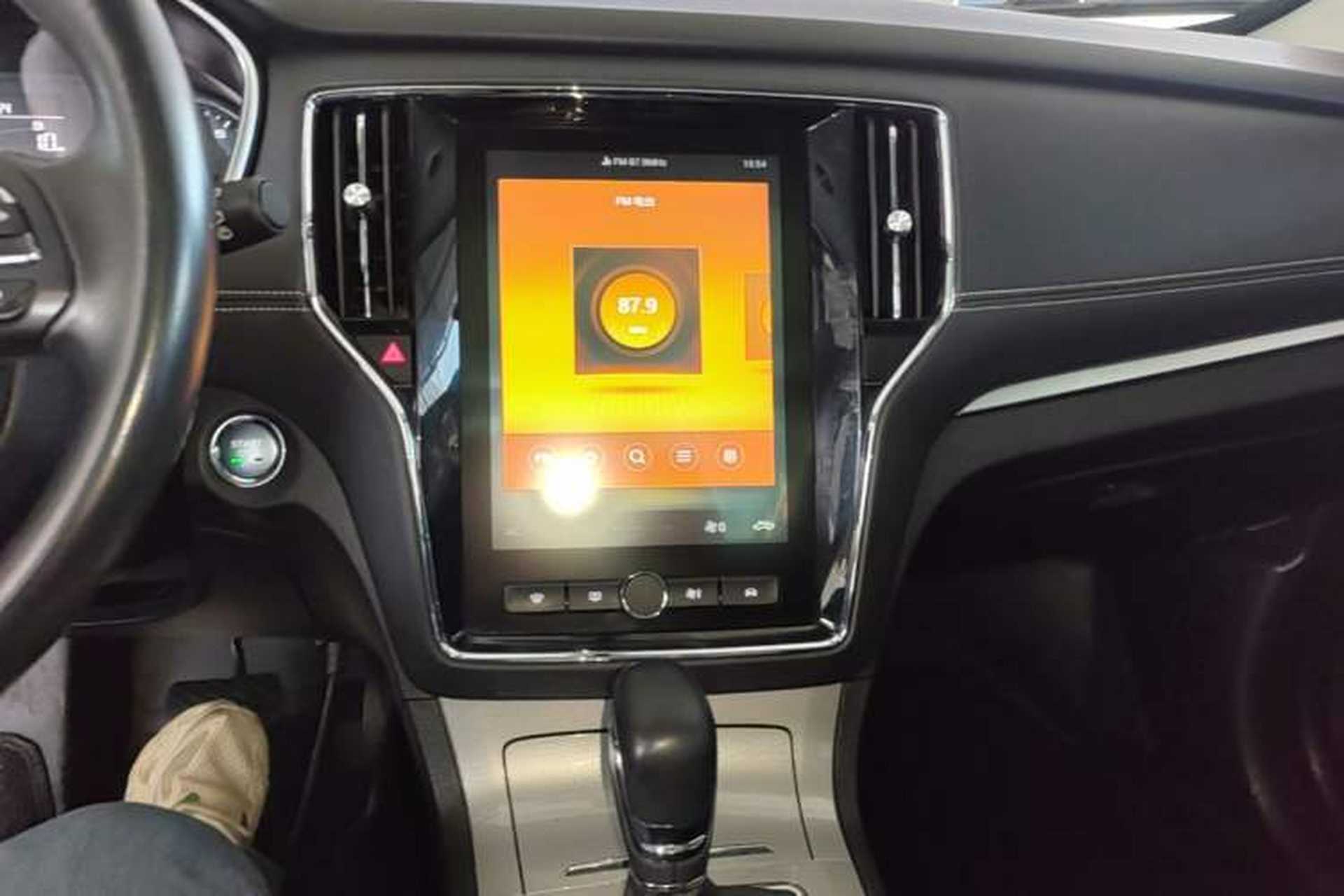 Used Roewe RX5 2019 20T Two-Wheel Drive Automatic 4G Connected Platinum Edition Audio And AC Panel