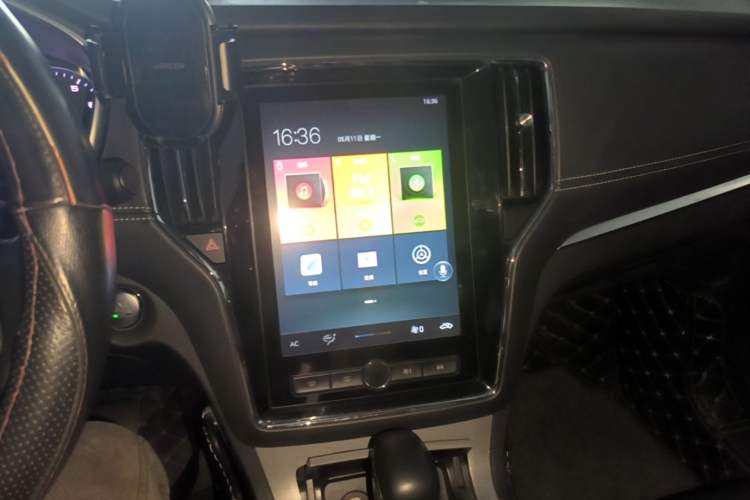 Used Roewe RX5 2019 20T Two-Wheel Drive Automatic 4G Connected Platinum Edition Audio And AC Panel