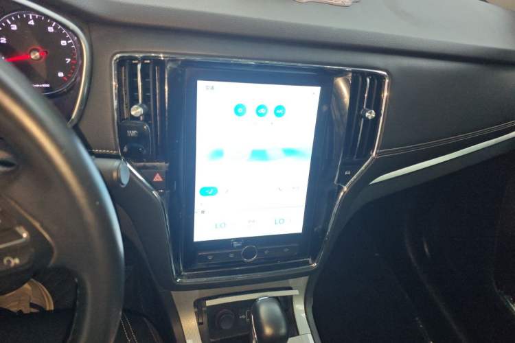 Used Roewe RX5 2019 20T Two-Wheel Drive Automatic Ali Smart Connectivity Platinum Edition Audio And AC Panel