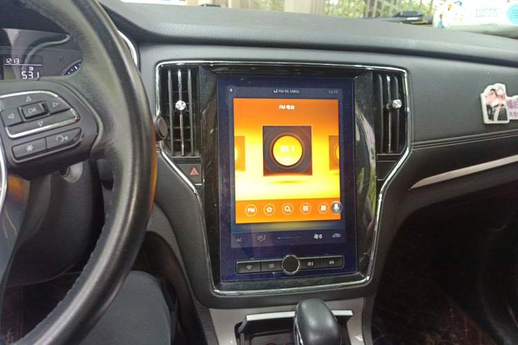 Used Roewe RX5 2019 20T Two-Wheel Drive Automatic 4G Connected Platinum Edition Audio And AC Panel