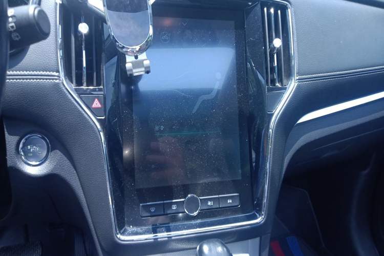 Used Roewe RX5 2019 20T Two-Wheel Drive Automatic 4G Connected Platinum Edition Audio And AC Panel