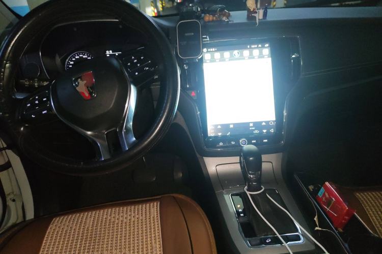 Used Roewe RX5 2019 20T Two-Wheel Drive Automatic 4G Connected Platinum Edition Center Console