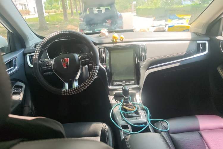 Used Roewe RX5 2019 20T Two-Wheel Drive Automatic 4G Connected Platinum Edition Center Console