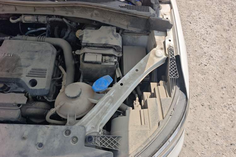 Used Roewe RX5 2019 20T Two-Wheel Drive Automatic 4G Connected Platinum Edition Engine Bay Left