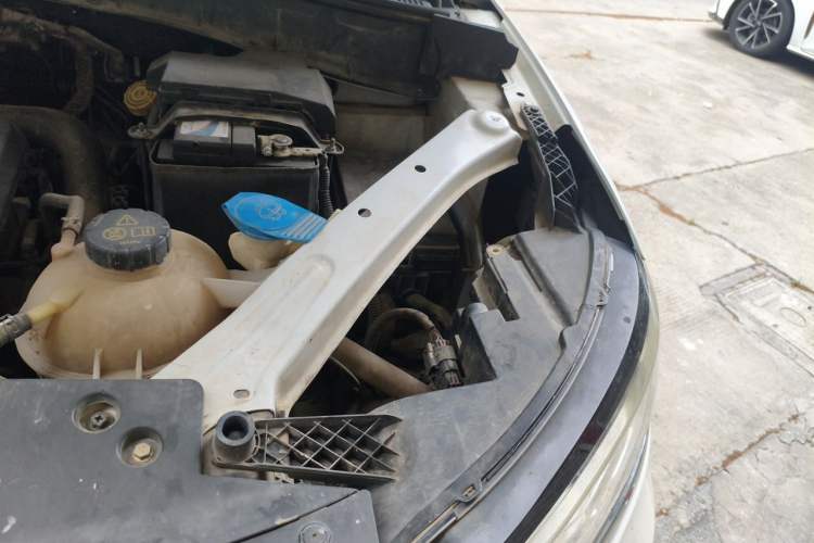 Used Roewe RX5 2019 20T Two-Wheel Drive Manual 4G Connect Platinum Edition Engine Bay Left