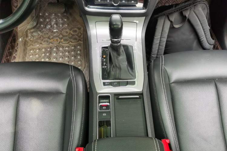 Used Roewe RX5 2019 20T Two-Wheel Drive Automatic 4G Connected Platinum Edition Gear Lever