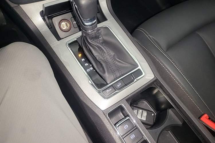 Used Roewe RX5 2019 20T Two-Wheel Drive Automatic Ali Smart Connectivity Platinum Edition Gear Lever