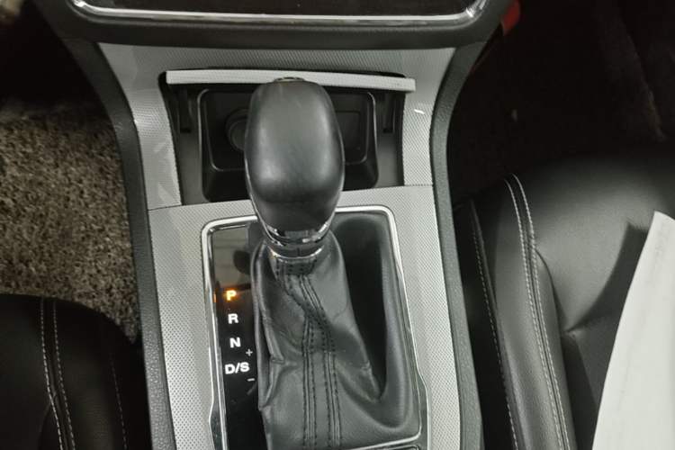 Used Roewe RX5 2019 20T Two-Wheel Drive Automatic 4G Connected Platinum Edition Gear Lever