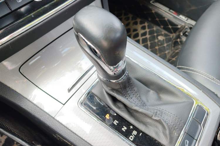 Used Roewe RX5 2019 20T Two-Wheel Drive Automatic 4G Connected Platinum Edition Gear Lever