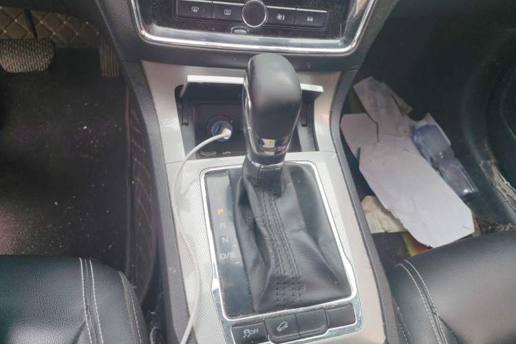 Used Roewe RX5 2019 20T Two-Wheel Drive Automatic 4G Connected Platinum Edition Gear Lever