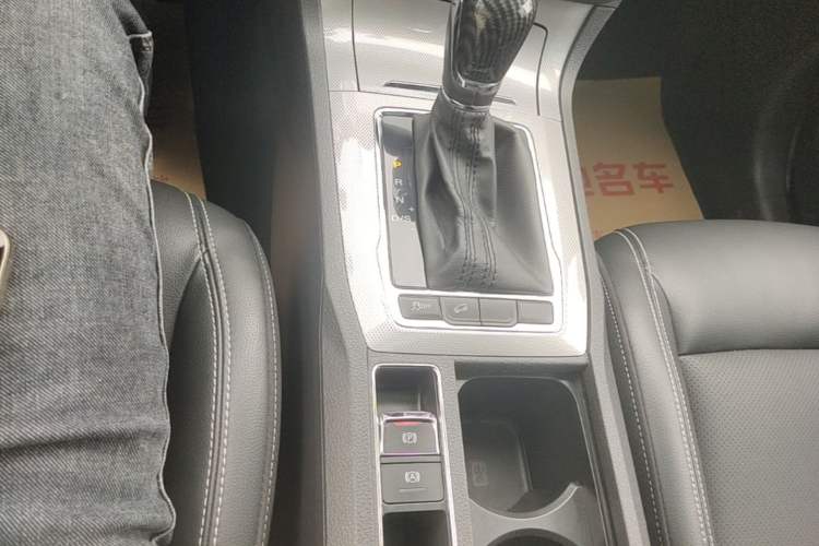 Used Roewe RX5 2019 20T Two-Wheel Drive Automatic Ali Smart Connectivity Platinum Edition Gear Lever