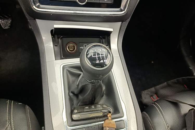 Used Roewe RX5 2019 20T Two-Wheel Drive Manual Ali Smart Network Platinum Edition Gear Lever