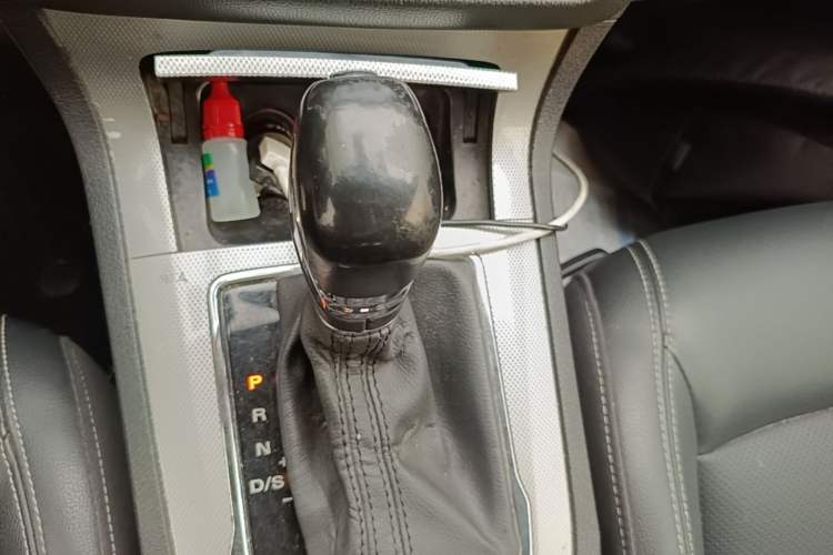 Used Roewe RX5 2019 20T Two-Wheel Drive Automatic 4G Connected Platinum Edition Gear Lever