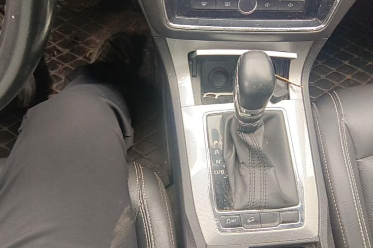 Used Roewe RX5 2019 20T Two-Wheel Drive Automatic Ali Smart Connectivity Platinum Edition Gear Lever