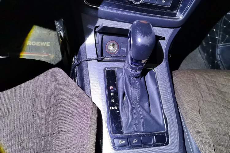 Used Roewe RX5 2019 20T Two-Wheel Drive Automatic Ali Smart Connectivity Platinum Edition Gear Lever