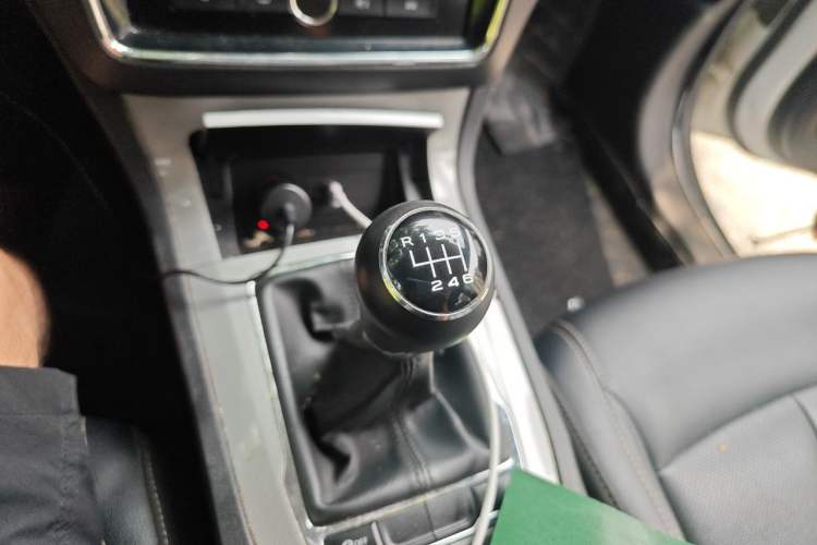 Used Roewe RX5 2019 20T Two-Wheel Drive Manual 4G Connect Platinum Edition Gear Lever