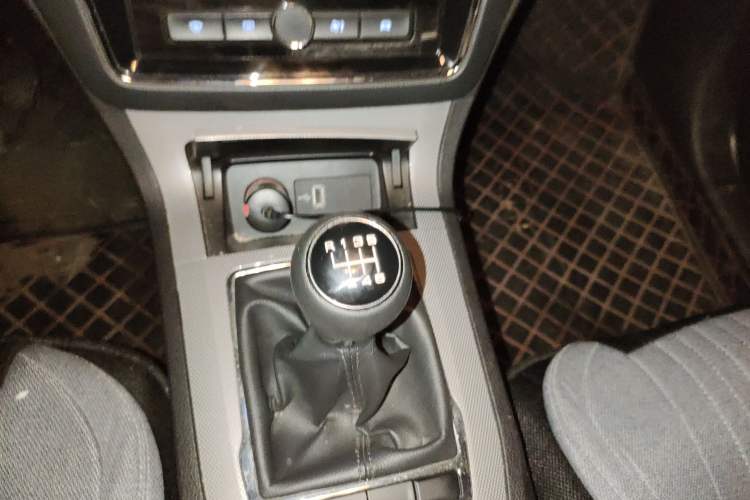 Used Roewe RX5 2019 20T Two-Wheel Drive Manual 4G Connect Platinum Edition Gear Lever